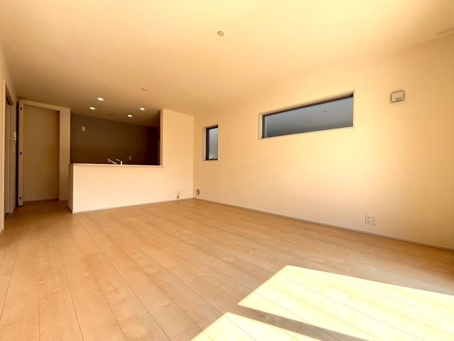 リーブルガーデン　安八郡安八町西結　全３区画分譲の居間・リビング|明るい日差しをふんだんに取り込んだリビングダイニングは家族の笑顔につつまれた素敵な空間になります。
一建設の家は精度が高く丈夫な工法を採用し、「住宅トップランナー基準」に対応しています。