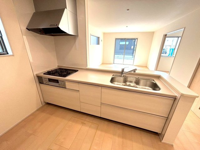 リーブルガーデン　安八郡安八町西結　全３区画分譲のキッチン|機能的で手入れがしやすいシステムキッチンでお掃除も楽々。蛇口は浄水器内蔵型で節湯CI対応水栓です。　
人造大理石カウンターやキッチンパネルなど明るくきれいにお使いいただけます。