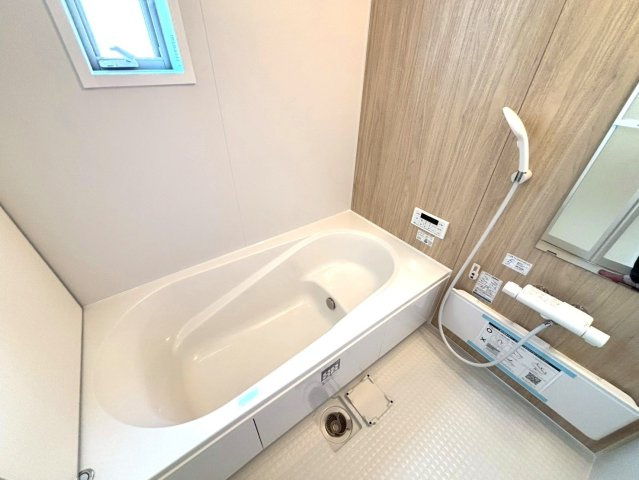 リーブルガーデン　安八郡安八町西結　全３区画分譲の浴室|明るく清潔感がある浴室。浴槽は環境にやさしい節水タイプ。浴槽内ステップで半身浴、親子入浴も安心です。
洗い場の床は乾きやすく滑りにくい快適仕様、水はけが良くカビの発生を軽減できます。
