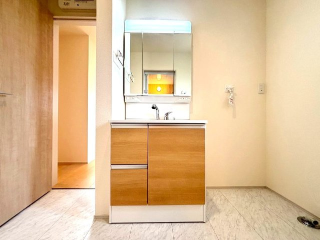 リーブルガーデン　安八郡安八町西結　全３区画分譲の独立洗面台|洗面化粧台 幅 750mm、軽く割れにくい洗面ボールと場所をとらないコンパクト設計の本体キャビネットです。
ミラー扉の内側は全て収納スペースです。リフトアップシャワーを採用し両手が自由に使えます