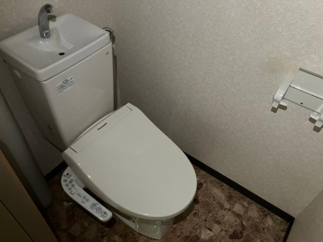 竹味マンションのトイレ|落ち着いた色調のトイレです