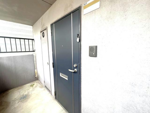 プリミエール八幡の玄関