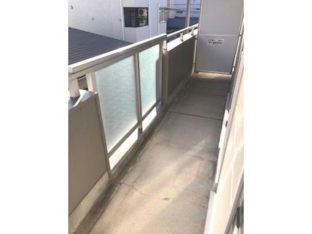 メゾン畑田のバルコニー|お洗濯にも便利なバルコニー付き