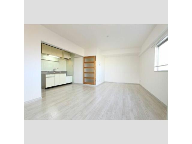 第6グランドハイツ服部の居間・リビング|こちらの居間で趣味の時間をお楽しみください