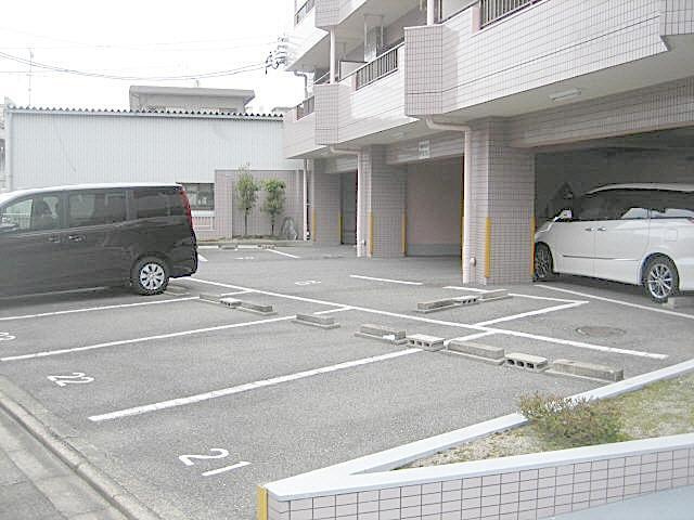 グランド三栄の駐車場|駐車場