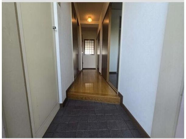 グランド三栄の玄関