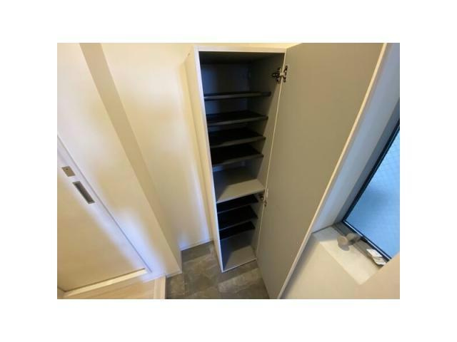 ライフワンビルの玄関