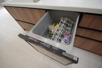 【キッチン】 | 【仲介手数料無料！！】日野市新町２丁目　新築戸建て（全7棟）2号棟　4880万円 | 食器洗い乾燥機