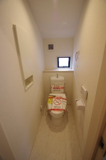 【トイレ】 | 【仲介手数料無料！！】日野市新町２丁目　新築戸建て（全7棟）2号棟　4880万円