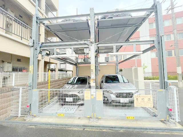 ラウロ相川の駐車場