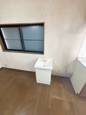 【独立洗面台】 | 旭区赤川３丁目中古戸建 | キッチン側のコンパクトな洗面台。