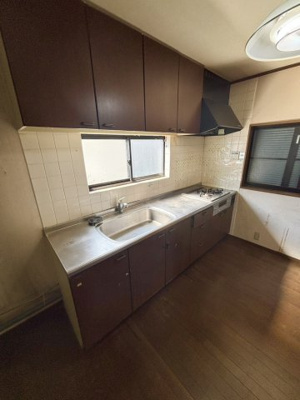 【キッチン】 | 旭区赤川３丁目中古戸建 | 窓から差し込む光で手元が明るく照らされています。換気にも便利。