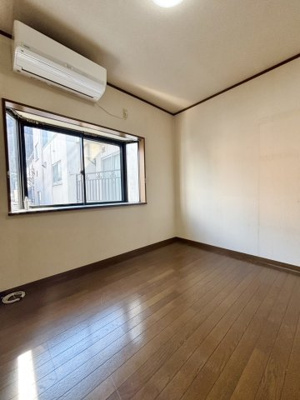 【洋室】 | 旭区赤川３丁目中古戸建 | 洋室（約6.0帖）：3階南西側の洋室は、雰囲気のある出窓のお部屋です。