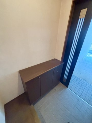 【玄関】 | 旭区赤川３丁目中古戸建 | 採光デザインの玄関ドアで、光を取り込み明るい空間に。