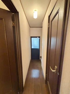 【玄関】 | 旭区赤川３丁目中古戸建 | 正面にはお家の裏へ出ることができる勝手口に続きます。