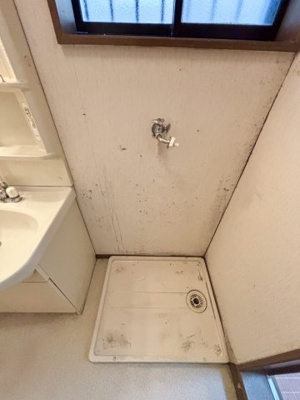 【ランドリースペース】 | 旭区赤川３丁目中古戸建 | 洗濯用水栓は洗面台のすぐ隣にございます。