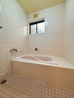 【浴室】 | 旭区赤川３丁目中古戸建 | 浴室には換気用の小窓がついています。