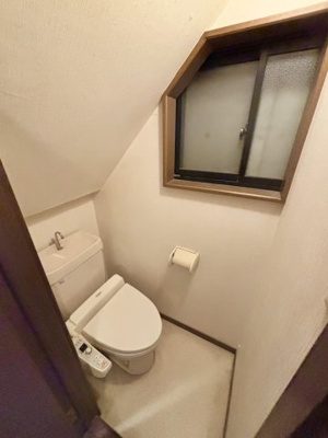 【トイレ】 | 旭区赤川３丁目中古戸建 | 階段下のスペースを活用した洋式トイレです。温水洗浄便座付きで快適にお使いいただけます。