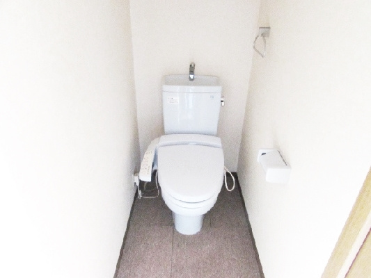 三和建設中山寺ビルのトイレ|ゆったりとした空間のトイレです