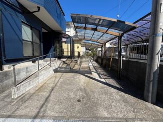 【駐車場】 | 2台可能です。カーポート付きなので雨の日の乗り降りがストレスなく、直射日光からお車を守り、また、真冬のフロントガラスの凍結を防ぎます。