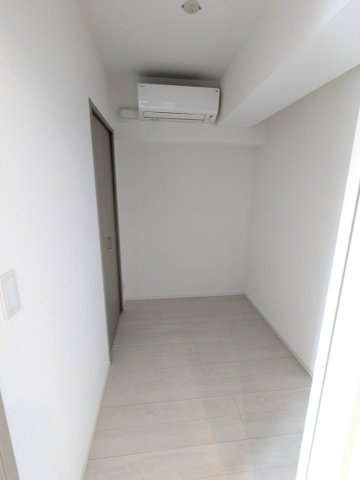 ONE ROOF RESIDENCE台東根岸の設備|2.6帖サービスルーム、実質洋室です、エアコン・クローゼット付です