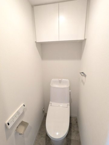 ONE ROOF RESIDENCE台東根岸のトイレ|洗面室と独立した温水洗浄便座です