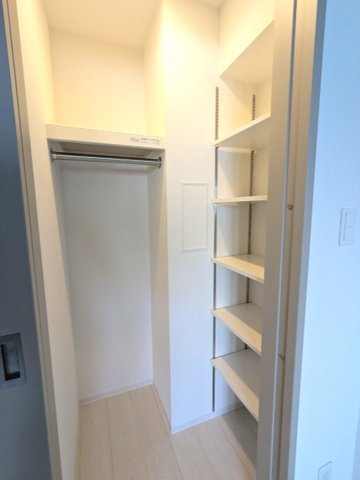 ONE ROOF RESIDENCE台東根岸の収納|5.2帖洋室のウォークインクローゼットです