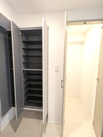 ONE ROOF RESIDENCE台東根岸の玄関|玄関にはシューズBOX・納戸・収納があります、人感センサー付玄関ライト、ディンプルキーのダブルロックセキュリティです