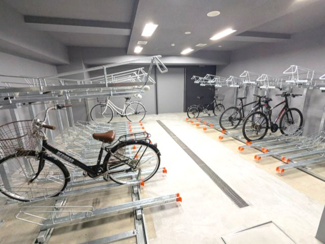 ONE ROOF RESIDENCE台東根岸の設備|オートロックドアの屋内自転車置場