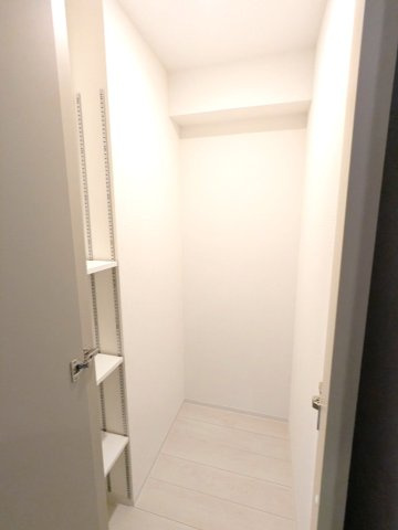 ONE ROOF RESIDENCE台東根岸の設備|玄関にはシューズBOX・納戸・収納があります
