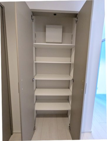 ONE ROOF RESIDENCE台東根岸の設備|玄関にはシューズBOX・納戸・収納があります