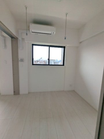 ONE ROOF RESIDENCE台東根岸の設備|4.8帖洋室、取り外し可能な室内物干し設備あり、クローゼット、インターネット無料、エアコン4台付、南西向き日当り眺望良好、14F、上層階の洋室窓からからスカイツリー隅田川花火見えます