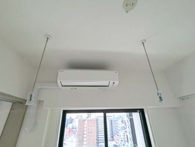 ONE ROOF RESIDENCE台東根岸の設備|4.8帖洋室、取り外し可能な室内物干し設備あり、インターネット無料、エアコン4台付、南西向き日当り眺望良好、14F、上層階の洋室窓からからスカイツリー隅田川花火見えます