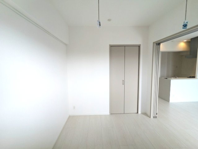 ONE ROOF RESIDENCE台東根岸の設備|4.8帖洋室、取り外し可能な室内物干し設備あり、クローゼット、インターネット無料、エアコン4台付、南西向き日当り眺望良好、14F、上層階の洋室窓からからスカイツリー隅田川花火見えます