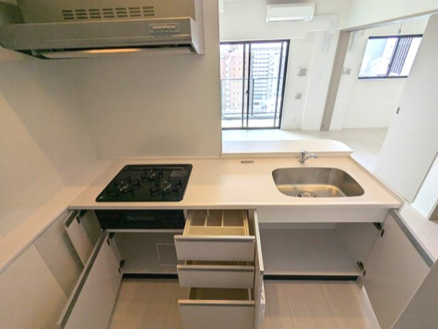 ONE ROOF RESIDENCE台東根岸の設備|グリル付ガス3口システムカウンターキッチン