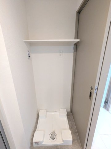 ONE ROOF RESIDENCE台東根岸の設備|洗面台向かいの洗面室に室内洗濯機置場あります、排水溝のお手入れがし易い様に中央手前に配置し、足高の防水パンです