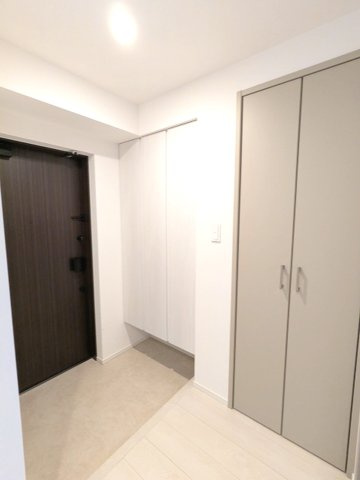 ONE ROOF RESIDENCE台東根岸の設備|玄関にはシューズBOX・納戸・収納があります、人感センサー付玄関ライト、ディンプルキーのダブルロックセキュリティです