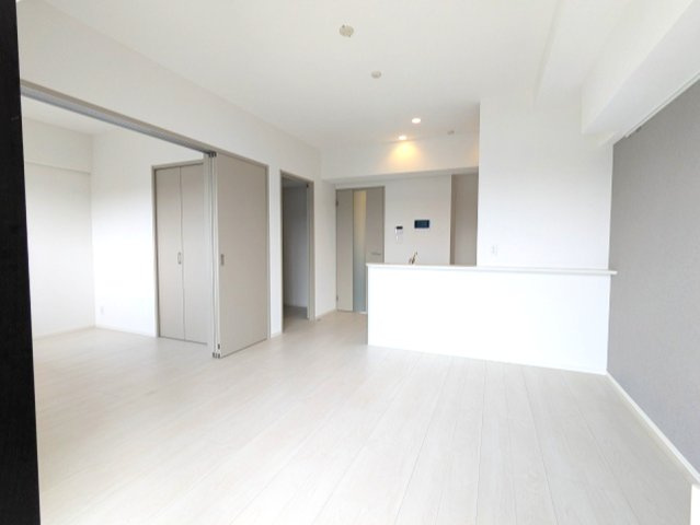 ONE ROOF RESIDENCE台東根岸の居間・リビング|インターネット無料、エアコン4台付、南西向き日当り眺望良好、4.8帖洋室を開放して広々のリビングでの生活も、カウンターキッチン