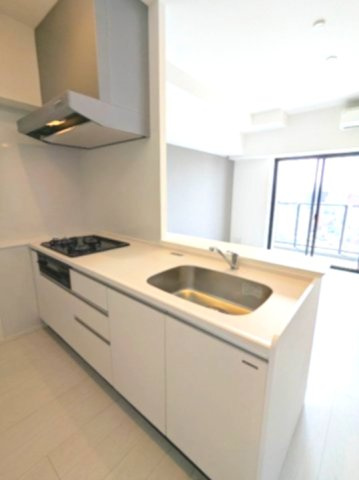 ONE ROOF RESIDENCE台東根岸のキッチン|グリル付ガス3口システムカウンターキッチン