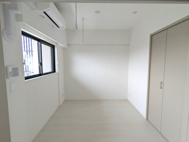 ONE ROOF RESIDENCE台東根岸の設備|4.8帖洋室、取り外し可能な室内物干し設備あり、クローゼット、インターネット無料、エアコン4台付、南西向き日当り眺望良好、14F、上層階の洋室窓からからスカイツリー隅田川花火見えます