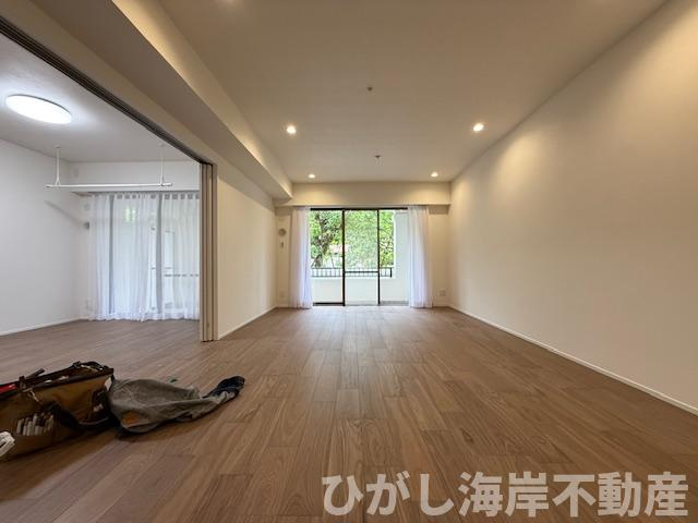 パシフィックガーデン茅ヶ崎A棟の居間・リビング|新規リフォーム完了！　18.8帖　LDK