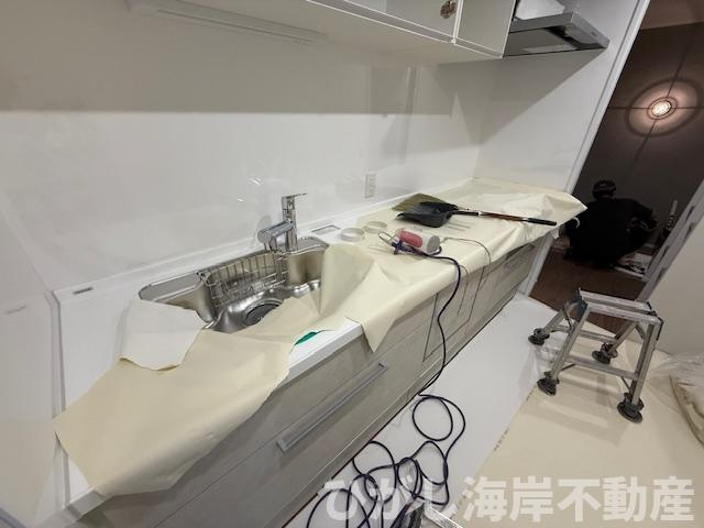 パシフィックガーデン茅ヶ崎A棟のキッチン|10月20日撮影　新規リフォーム中　システムキッチン