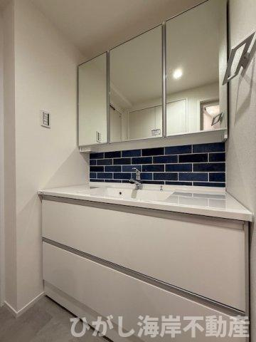 パシフィックガーデン茅ヶ崎A棟の独立洗面台|新規リフォーム完了！　三面鏡化粧台