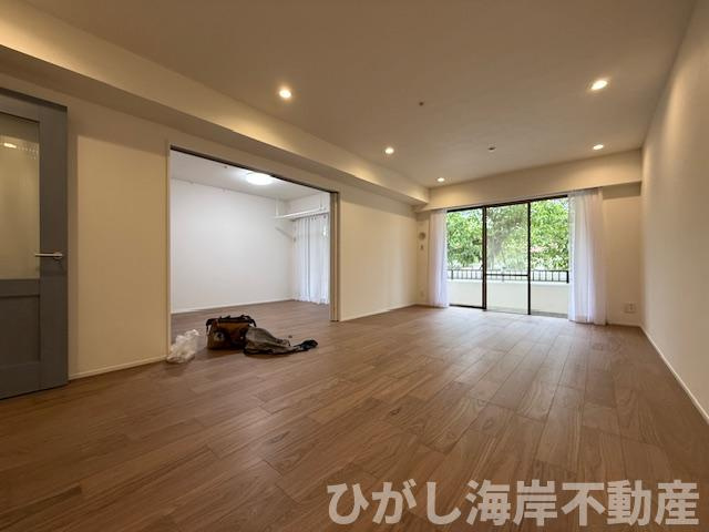 パシフィックガーデン茅ヶ崎A棟の居間・リビング|新規リフォーム完了！　18.8帖　LDK