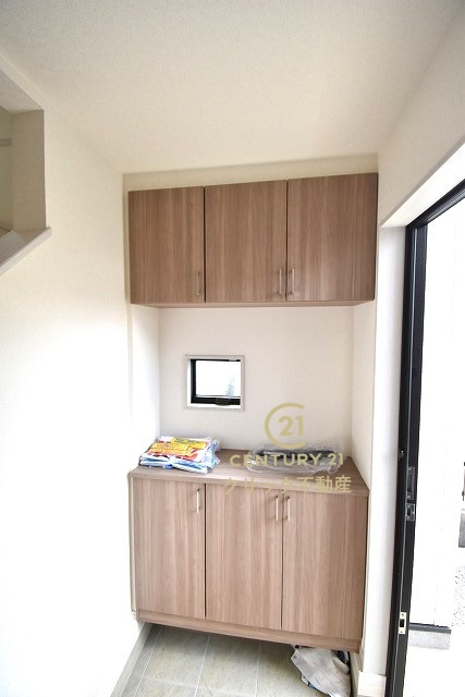 いろどりアイタウン　笠間市市野谷　24-P1　1の玄関|たっぷり収納できるシューズボックスで玄関もスッキリ！扉の中は可動棚ですので、靴に合わせて高さを自由に変えることができます。