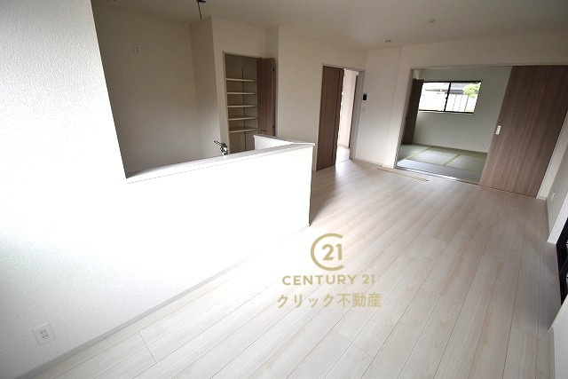 いろどりアイタウン　笠間市市野谷　24-P1　1の居間・リビング|カーテンやラグの色、質感、選ぶ家具などでお部屋の雰囲気が変わります。お好みのインテリアを楽しみましょう♪白を基調とした内装ですので、あらゆるスタイルが馴染みます。