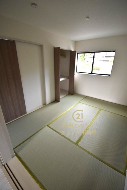 いろどりアイタウン　笠間市市野谷　24-P1　1の和室|癒しの空間和室は、ペタンと座ったりゴロンと横になったり、寛ぎの場所になります。小さなお子さまの遊び場にもいいですね。リビングから様子を見守れます。