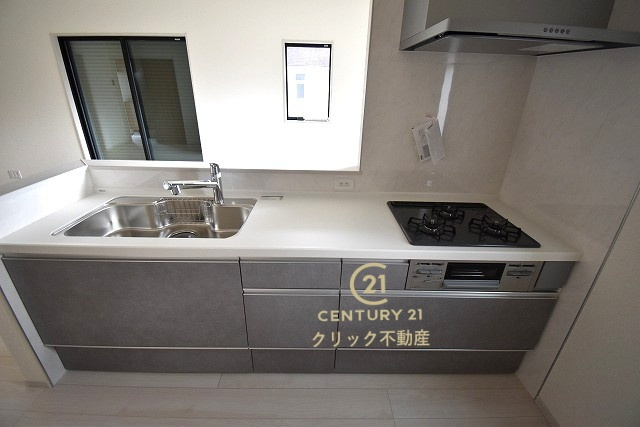 いろどりアイタウン　笠間市市野谷　24-P1　1のキッチン|美しいシステムキッチンです。ワイドなカウンターと高い収納力で、家族で一緒に料理をするにも十分な広さ。お手入れしやすいので清潔を保つことができます。