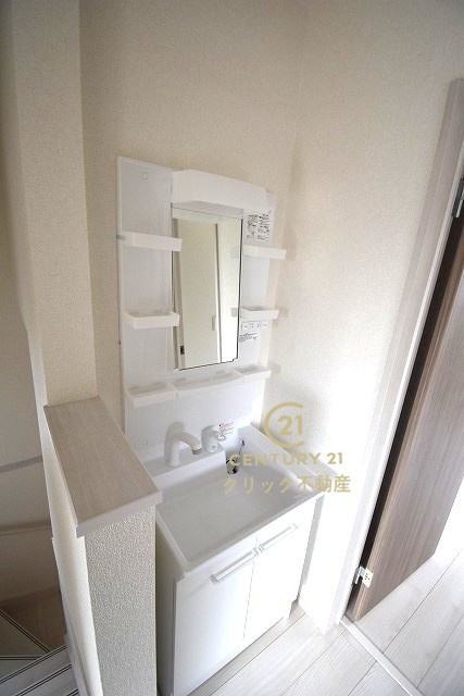 いろどりアイタウン　笠間市市野谷　24-P1　1の独立洗面台|2階廊下にも洗面台を設置。朝、夜の歯磨き、洗濯物を取り込む前やトイレの後などに石鹼で手が洗えるのも嬉しいです。何度も階段の上り下りを繰り返さずに済みます。