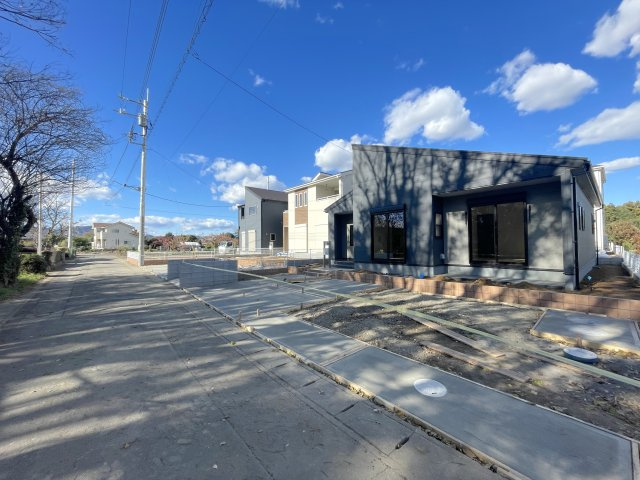 【前面道路含む現地写真】 | 寄居町露梨子　Livele Garden.s　新築戸建　全8棟　8号棟 | 10/12撮影